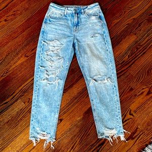 American Eagle Outfitters Ripped Mom Jean, size 4 short